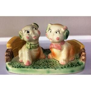 kitschy 1950's salt and pepper shaker set Fido and Flossie with base